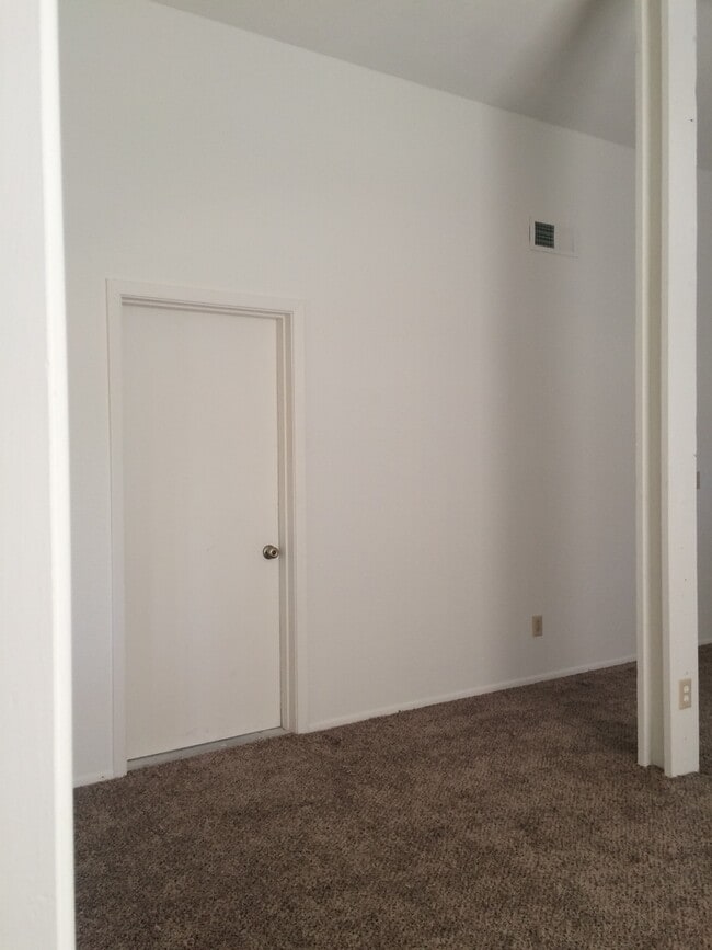 Building Photo - Beautiful 55+ Ahwatukee neighborhood spaci...