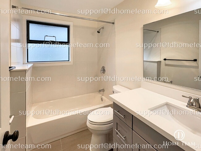 Building Photo - "Spacious 4-Bedroom Duplex with 2 Full Bat...