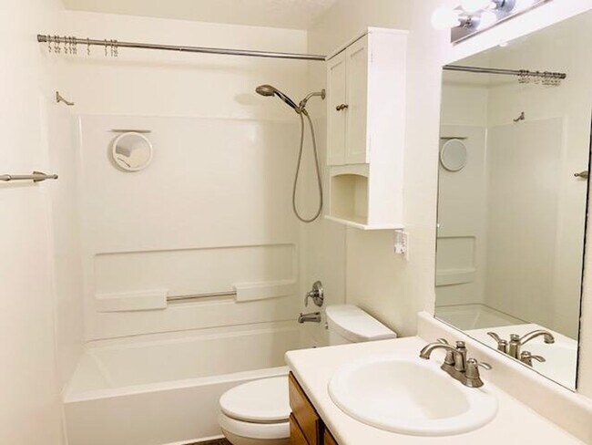 Building Photo - Lovely 1460/sf 3 Bedroom  2 Bath  2/CG TH