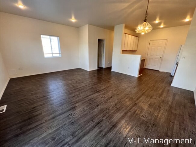 Building Photo - 3 br/2.5 bath townhouse + 1 car garage, fe...