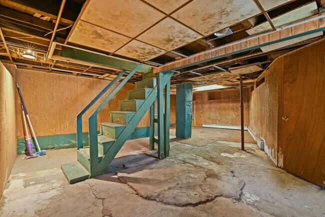 Building Photo - Newly Renovated 4-Bedroom House with Moder...