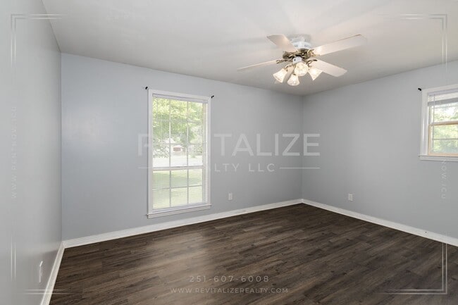 Building Photo - Spacious Brick Home in West Mobile!