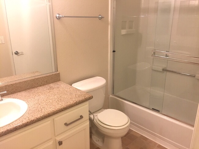 Building Photo - Remodeled 1 Bed 1 Ba apartment. Stainless ...