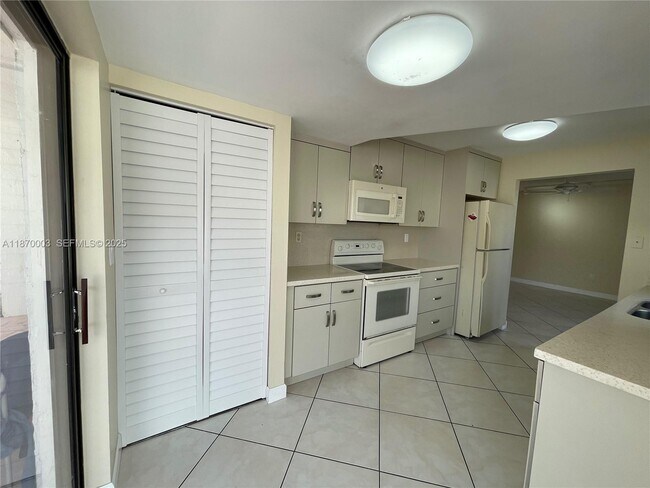 Building Photo - 1301 SW 124th Ct