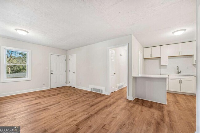 Building Photo - 2905 Gresham Rd S E