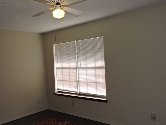 Building Photo - Convenient Northeast location!