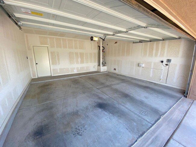 Building Photo - East El Paso LARGE 4 bed Refrig A/C!