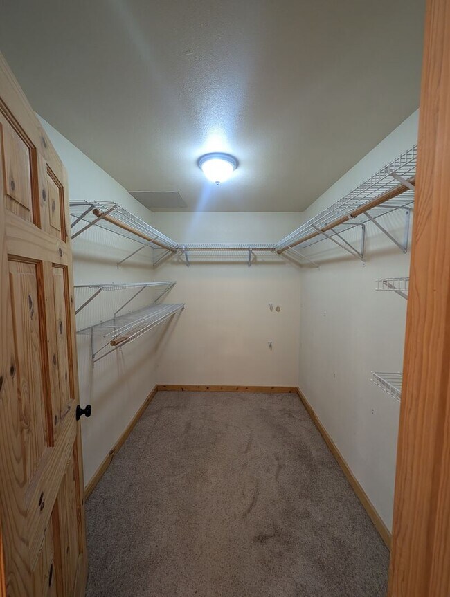Building Photo - Spacious 4BR Home Near Sacheen & Davis Lake