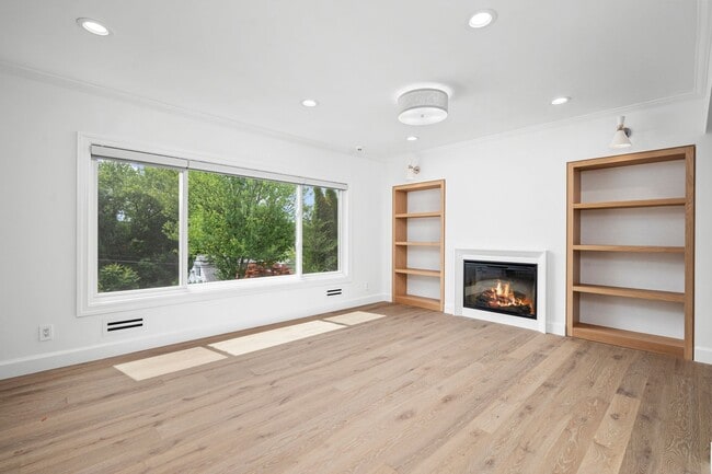 Building Photo - Spacious 3 Bed, 3 Bath