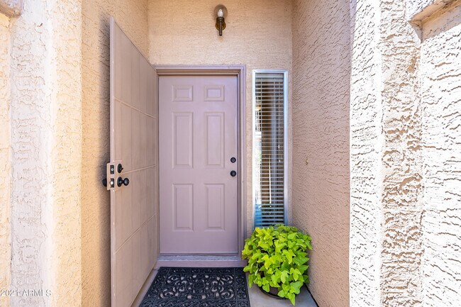 Building Photo - 1802 E Peach Tree Dr