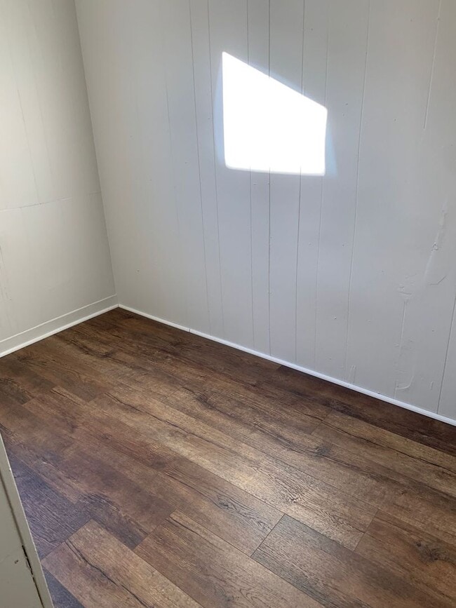 Building Photo - Spacious 2 Bedroom, 1 Bathroom with Bonus ...