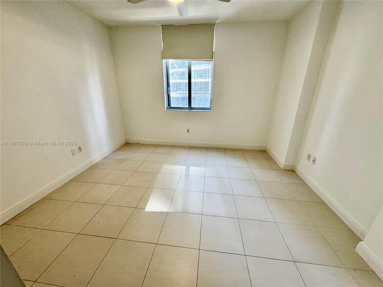 Building Photo - 1050 Brickell Ave