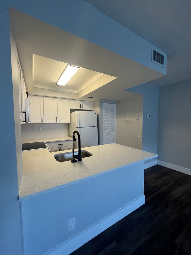 Building Photo - ONE BEDROOM ONE BATHROOM! WATERFRONT COMMUNITY!