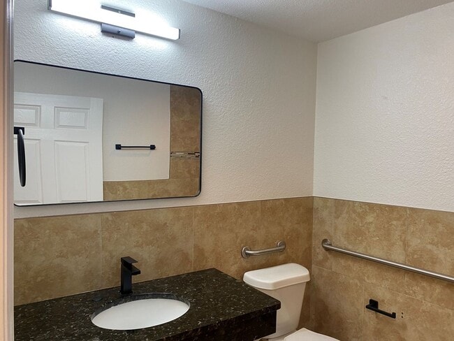 Building Photo - Spacious 4 Bedrooms and 2.5 bath FULLY REN...