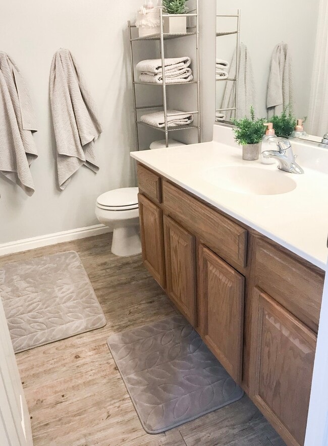 Building Photo - 3 bedroom, 2 bath townhome, end unit, grea...