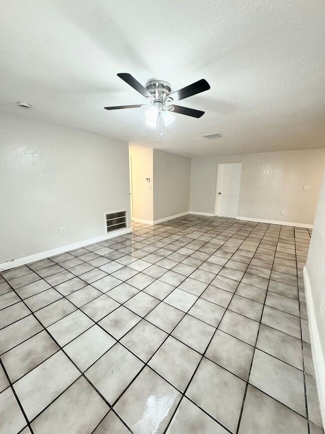 Building Photo - 4/2 Single-family home, AVAILABLE NOW!