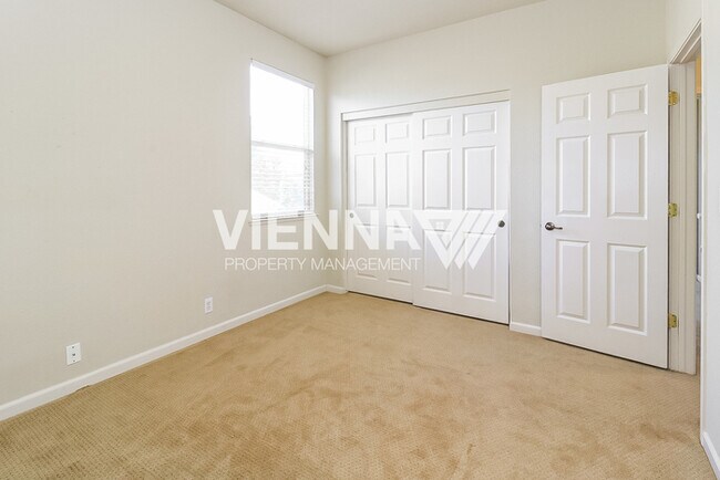 Building Photo - Beautifully Maintained Roseville Home with...