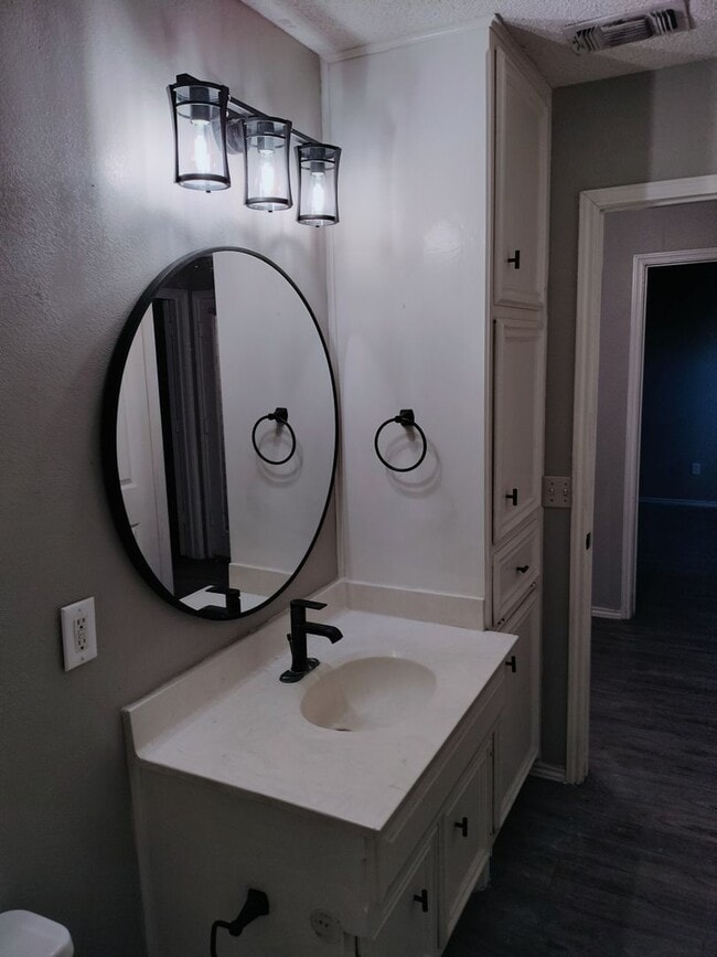 Building Photo - 3/2/2 or 2 Bedroom with an Office