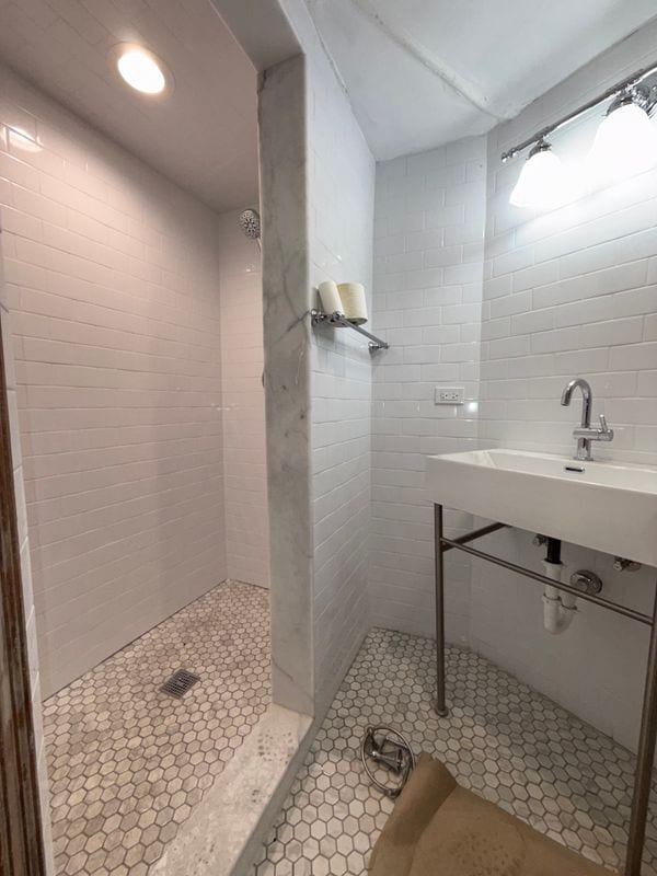 Building Photo - 936 W Roscoe St