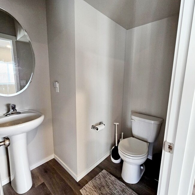 Building Photo - Immaculate and spacious 3 bed townhouse in convenient CK location