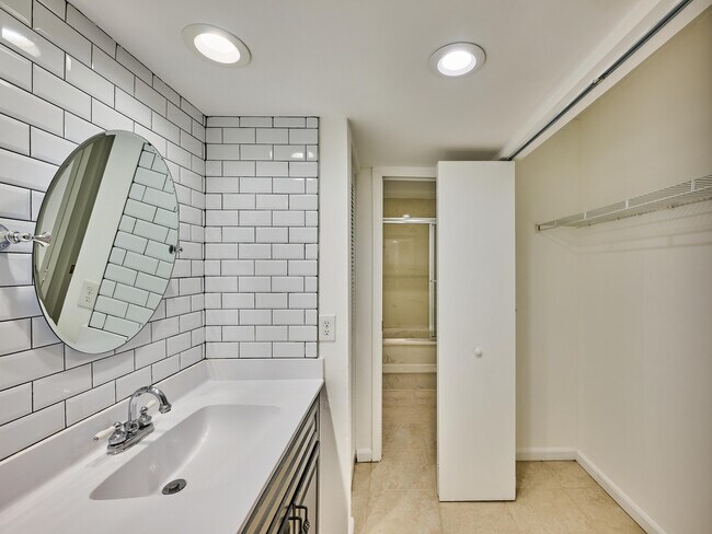 Building Photo - 6040 Glendale Dr