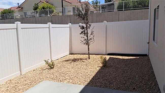Building Photo - 3 bedroom, 2.5 bathroom Townhome on the No...