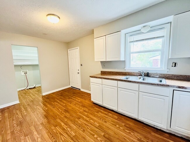 Building Photo - **COMING SOON** Updated 3BR Ranch in Shively Section 8 Accepted