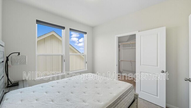 Building Photo - 2133 Hofstaat