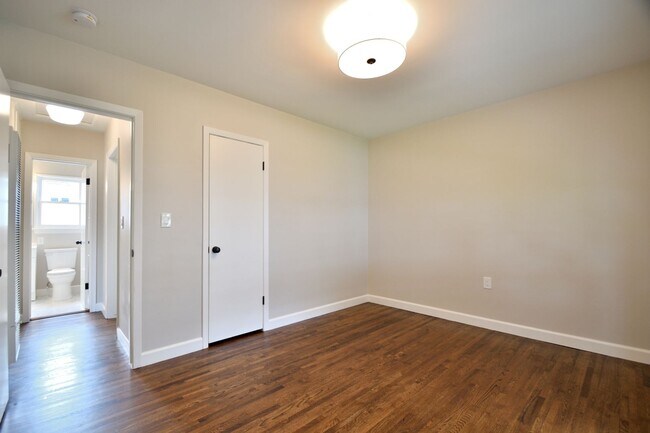 Building Photo - 1350