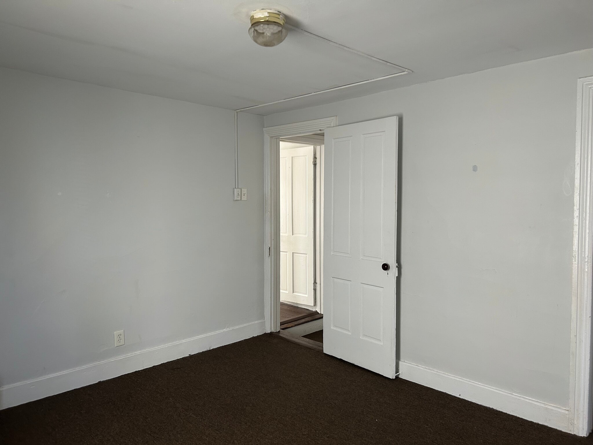 Building Photo - 604 E 5th St