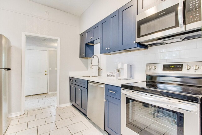 Building Photo - Charming Shotgun Home Just Minutes from Do...