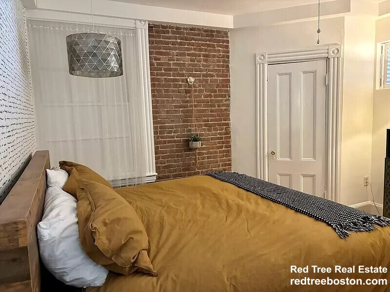 Building Photo - 31 Station St