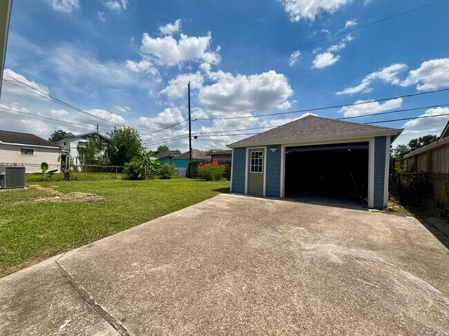 Building Photo - 7402 Japonica St