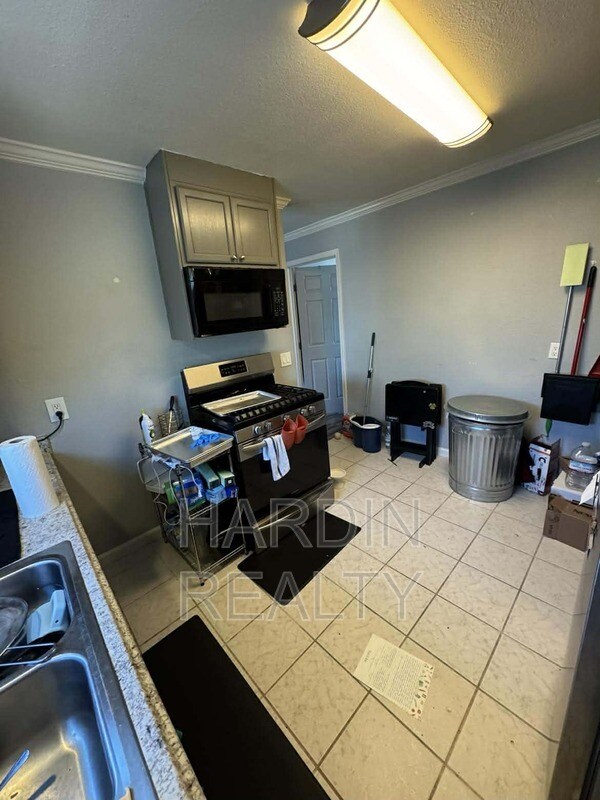 Building Photo - 623 James St