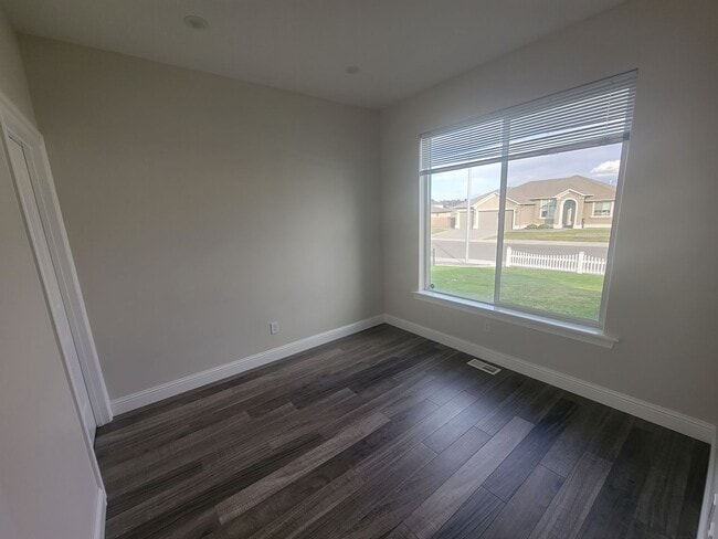 Building Photo - Stylish Single-Level Home in Pasco with Fi...