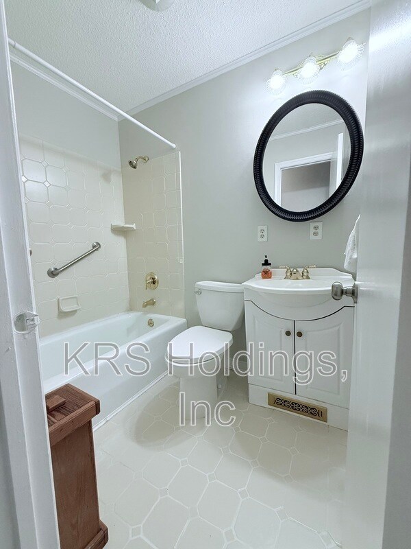 Building Photo - 715 White Oak Dr