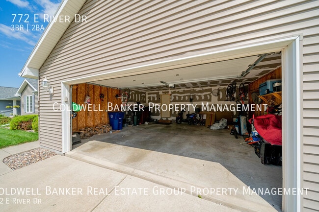 Building Photo - 772 E River Dr