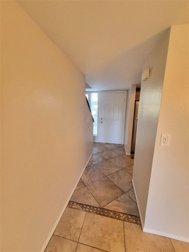 Building Photo - EXCELLENT TOWNHOME IN TEMPE!