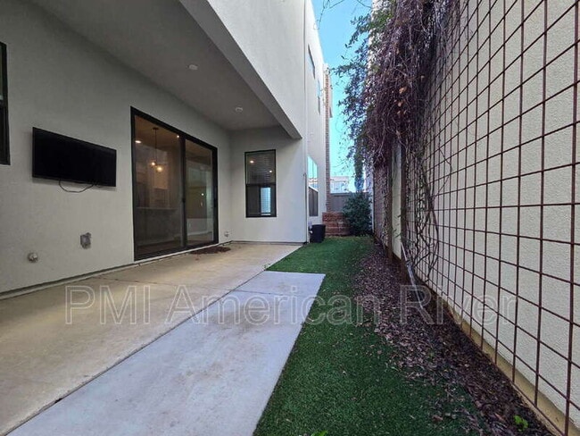 Building Photo - 133 Fischbacher St