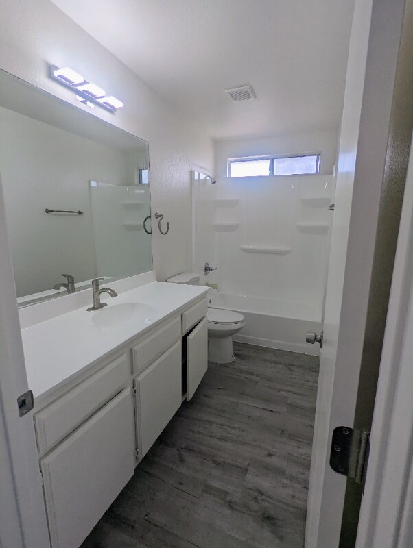 Building Photo - 927 Freeman Ave