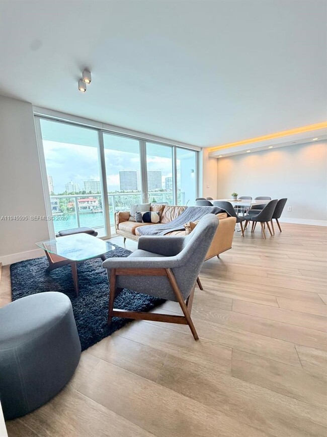 Building Photo - 9821 E Bay Harbor Dr