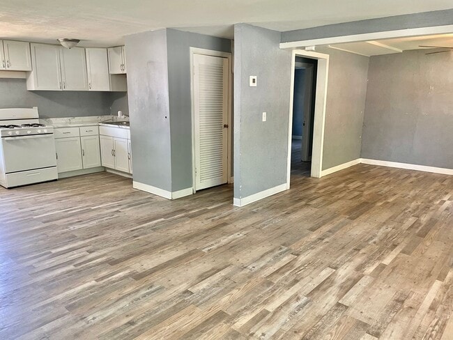 Building Photo - Fully remodeled 3 bedroom ranch with large...