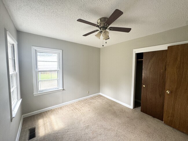 Building Photo - 221 Shirley Dr