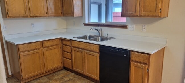 Building Photo - 2210 SW Bridge St