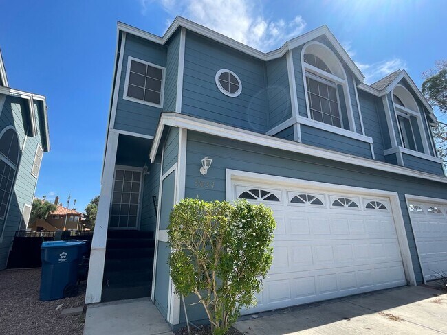 Building Photo - Stylish 2-Bed Townhome with Loft & Dual Pr...