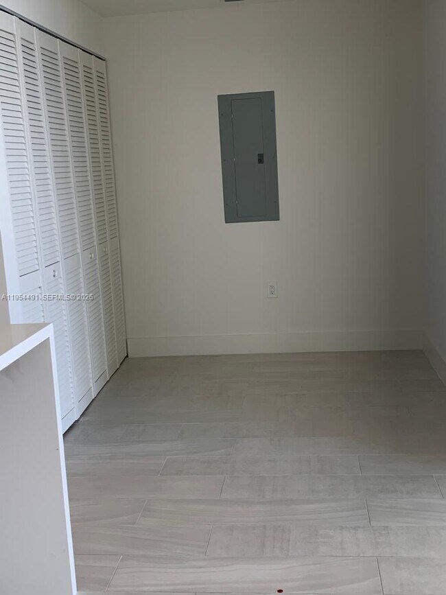 Building Photo - 2000 Metropica Wy