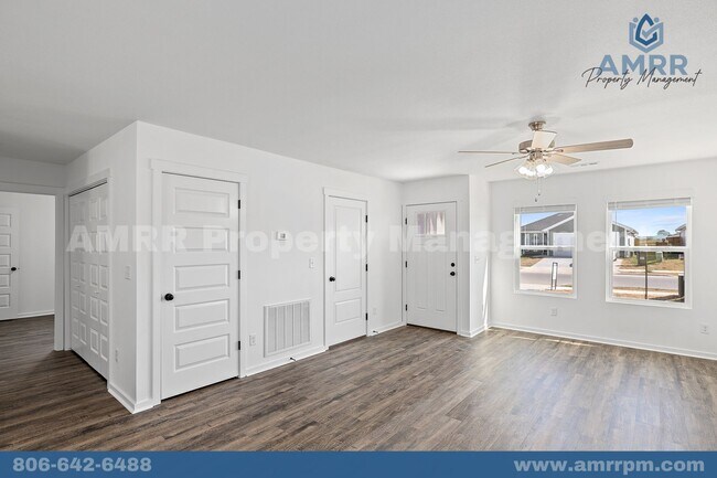 Building Photo - New 3 Bedroom Townhome!
