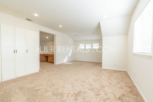 Building Photo - Charming 3-Bed, 3-Bath with 2,037 Sq Ft of Comfort in Mountain House!