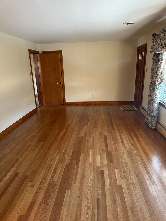 Building Photo - Well maintained 3 Bedroom/2 bath brick rancher in Mechanicsville with large backyard and two car ...