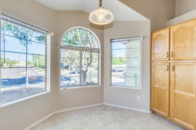 Building Photo - POPULAR RED MOUNTAIN RANCH COMMUNITY